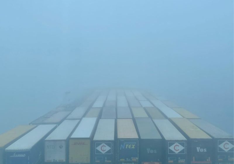 'Flandria Seaways' vaart door de mist in Zeebrugge. (archieffoto)